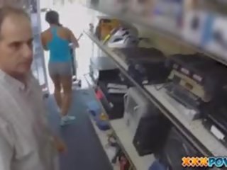 Muskuļains latina diva fucked uz pawn veikals