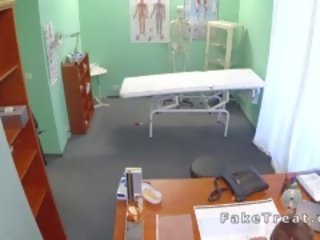 Specialista pov scopa breve dai capelli paziente in falso ospedale