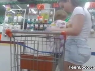 Adolescente en la grocery almacenar en pantalones cortos
