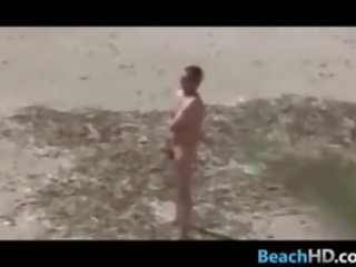 Spionaj pe excitat oameni la the plaja