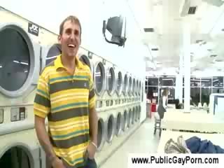 Menghisap zakar dalam yang awam laundromat