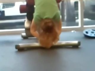 Así magnífico mamá tetas en gimnasio