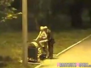 Хлопець з a streetwalker в в парк