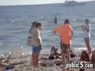 Pompino in pubblico a il spiaggia