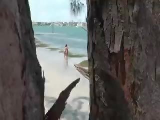 Dva vášnivé bikiny pláž babes peeped na a dostane búšil