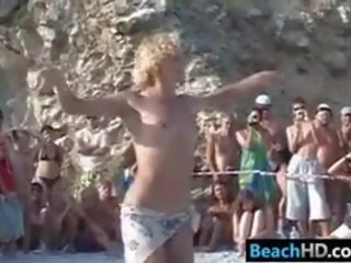 Merginos į a nudistas paplūdimys